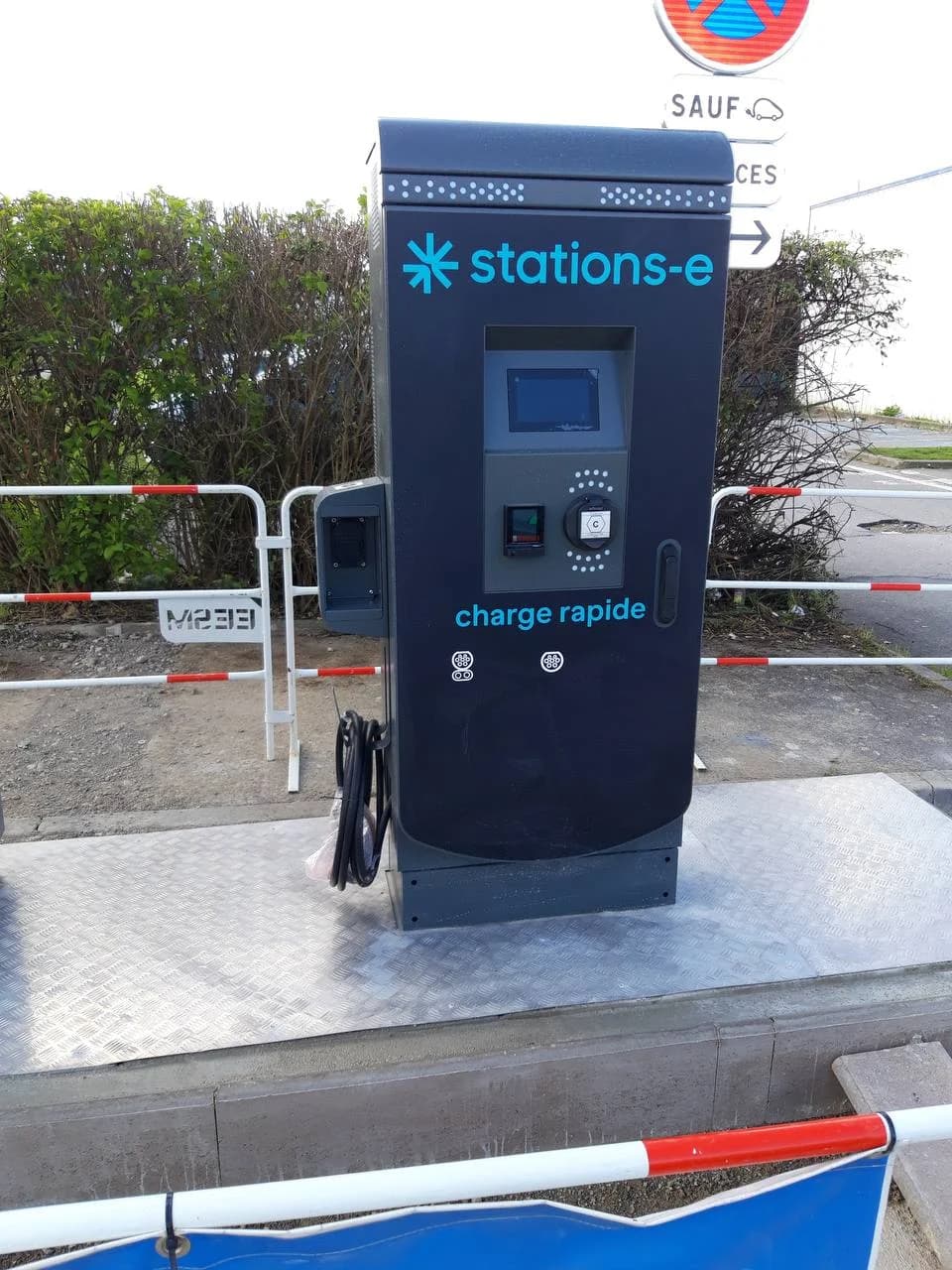 Borne Stations-e charge rapide installée, vue de face