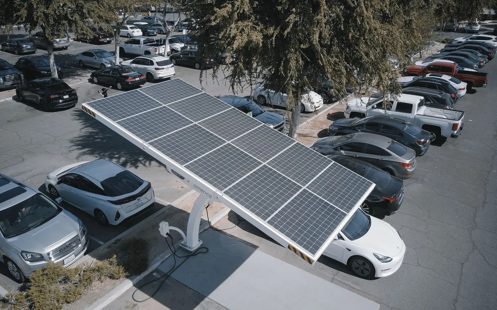 Parking d'entreprise couvert par une ombrière photovoltaïque