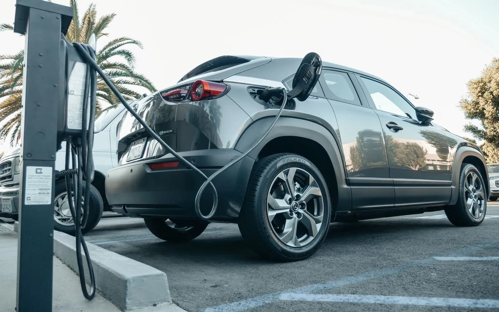 SUV électrique en charge sur une borne de recharge, en extérieur