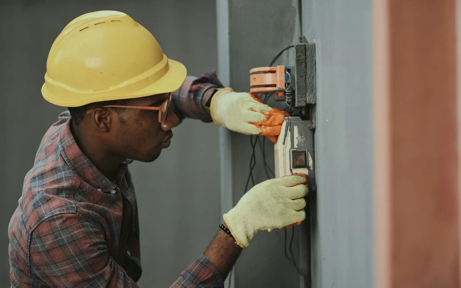 Électricien câblant un boîtier électrique lors d'une installation