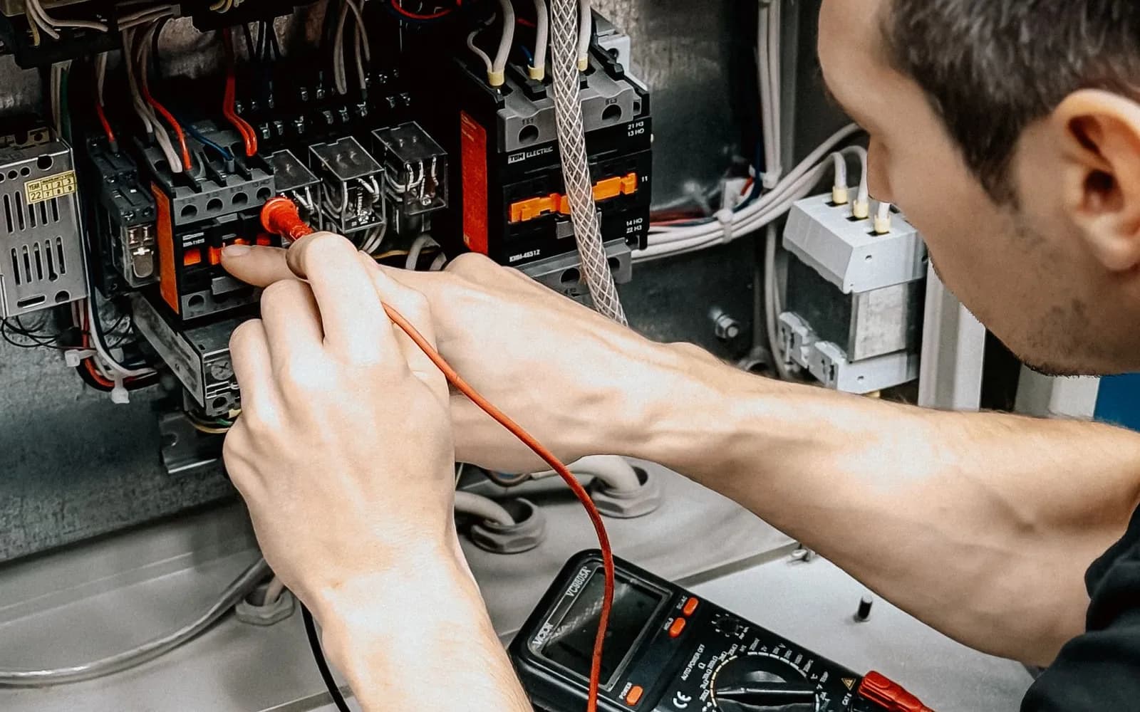 Diagnostic au multimètre sur un tableau électrique