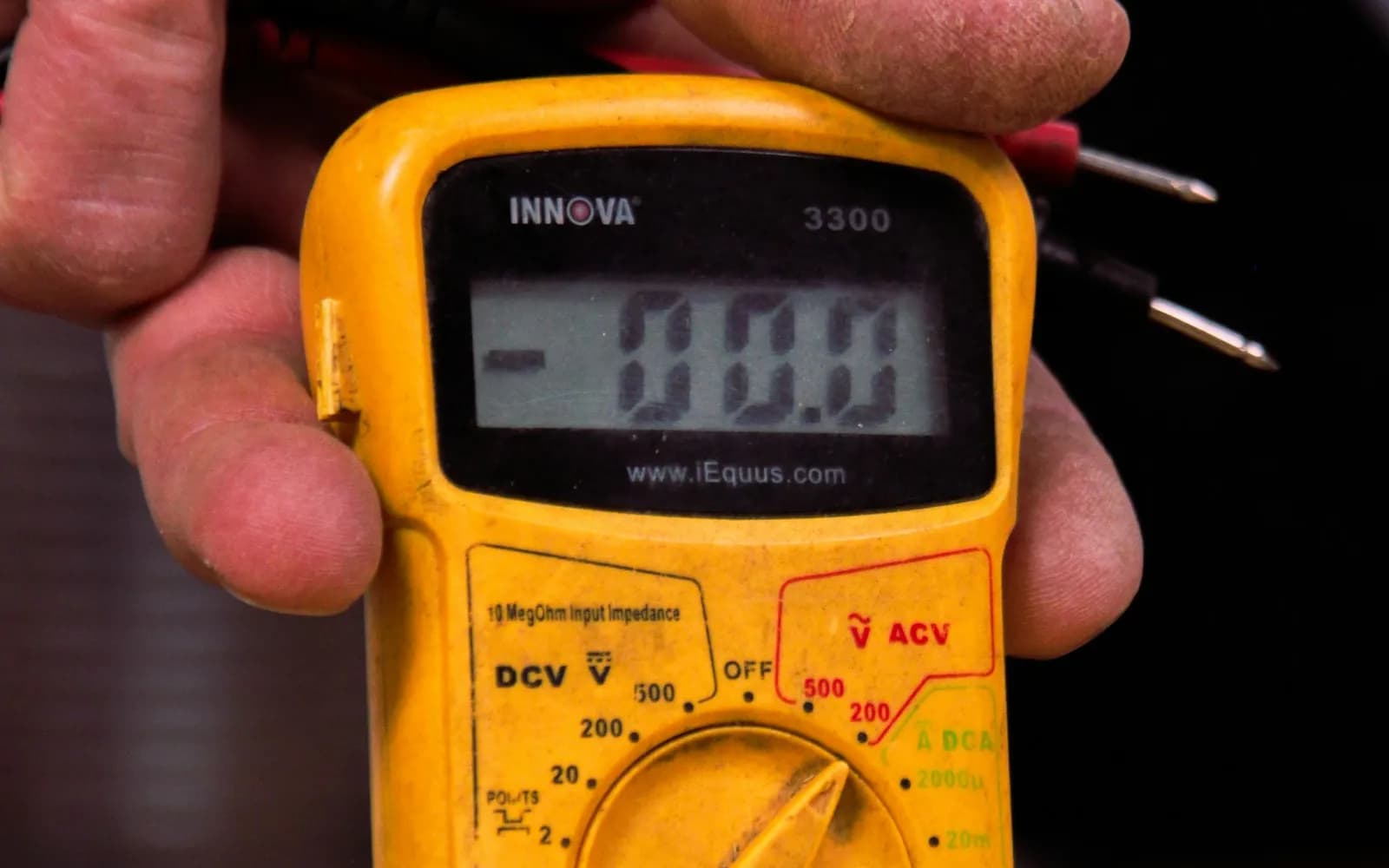 Mesure au multimètre lors de la maintenance d'une borne