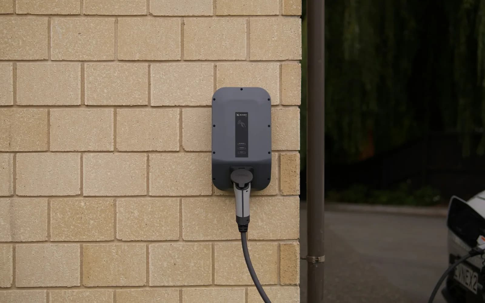 Borne de recharge murale installée sur un mur résidentiel